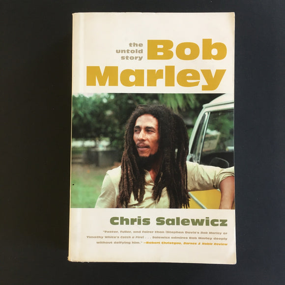 Couverture du livre - Photo: Bob Marley posant accoudé à un westfalia jaune - Texte: The Untold story Bob Marley, Chris Salewicz